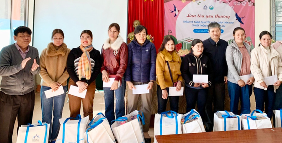 Đại diện lãnh đạo Trung tâm Kiểm soát bệnh tật tỉnh Gia Lai trao tặng quà và chụp ảnh lưu niệm với các cô đỡ thôn bản. Ảnh: Như Nguyện Đại diện lãnh đạo Trung tâm Kiểm soát bệnh tật tỉnh Gia Lai trao tặng quà và chụp ảnh lưu niệm với các cô đỡ thôn bản. Ảnh: Như Nguyện