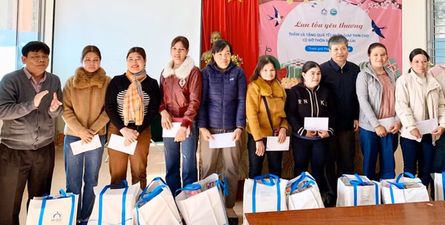 Đại diện lãnh đạo Trung tâm Kiểm soát bệnh tật tỉnh Gia Lai trao tặng quà và chụp ảnh lưu niệm với các cô đỡ thôn bản. Ảnh: Như Nguyện