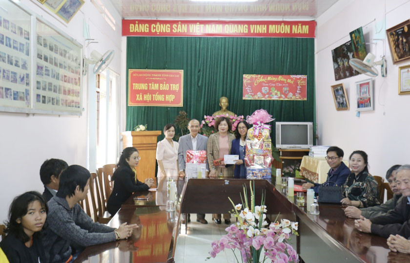 Đoàn đã đến chúc Tết và tặng quà ở Trung tâm Bảo trợ xã hội tổng hợp tỉnh. Ảnh: Văn Ngọc