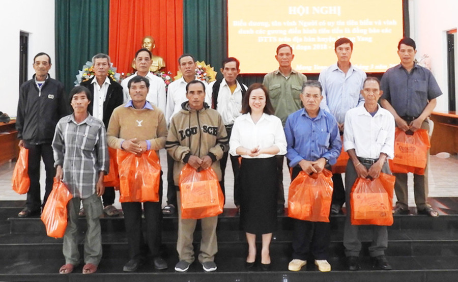 UBND huyện Mang Yang tặng quà cho toàn thể người có uy tín tham dự hội nghị. Ảnh Thanh Nhật.