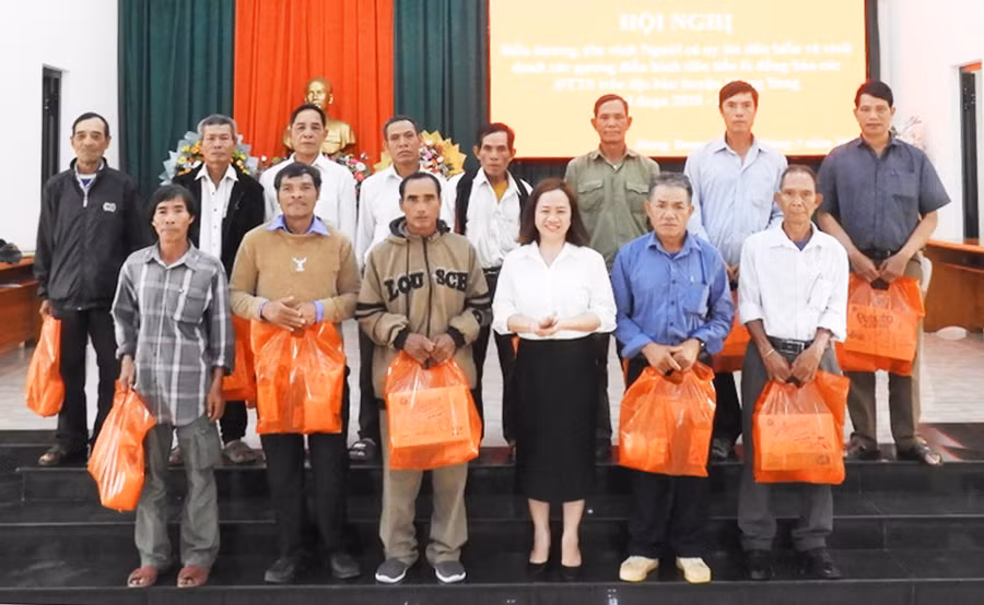 UBND huyện Mang Yang tặng quà cho toàn thể người có uy tín tham dự hội nghị. Ảnh Thanh Nhật.