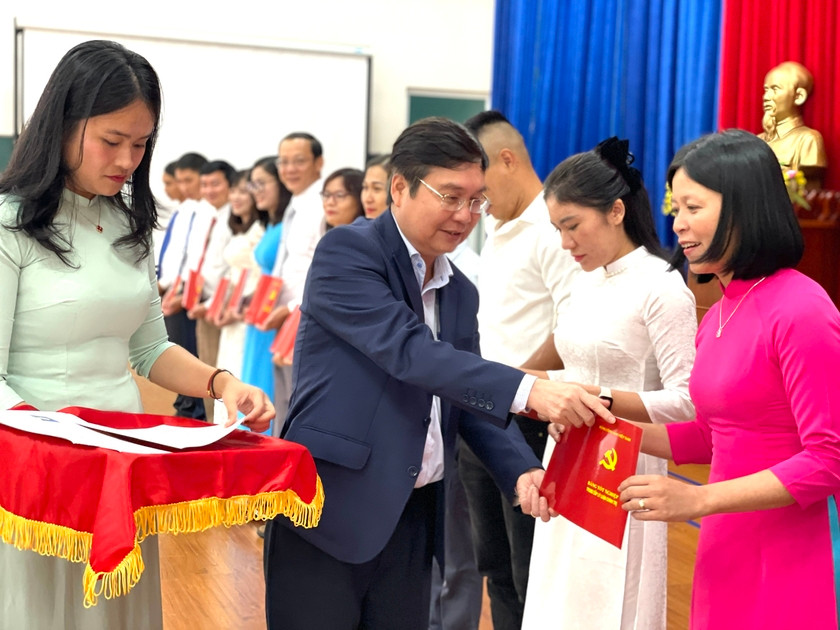 Trưởng ban Tổ chức Tỉnh ủy Huỳnh Quang Thái trao bằng tốt nghiệp cho các học viên. Ảnh: Lam Nguyên