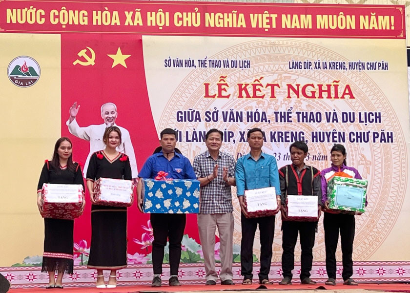 Tặng quà đại diện cấp ủy, đoàn thể và người dân làng Díp. Ảnh: Minh Châu