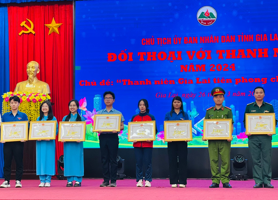 8 công dân trẻ tiêu biểu của tỉnh Gia Lai năm 2023 được vinh danh tại hội nghị Đối thoại giữa Chủ tịch UBND tỉnh với thanh niên. Ảnh: Phan Lài 8 công dân trẻ tiêu biểu của tỉnh Gia Lai năm 2023 được vinh danh tại hội nghị Đối thoại giữa Chủ tịch UBND tỉnh với thanh niên. Ảnh: Phan Lài