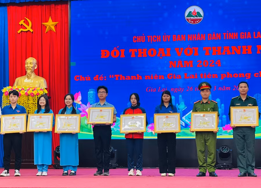 8 công dân trẻ tiêu biểu của tỉnh Gia Lai năm 2023 được vinh danh tại hội nghị Đối thoại giữa Chủ tịch UBND tỉnh với thanh niên. Ảnh: Phan Lài