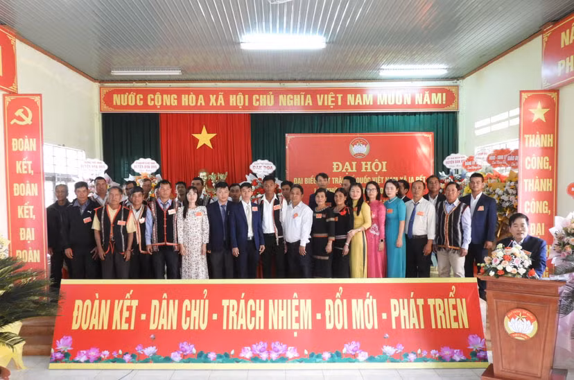 Ủy ban MTTQ Việt Nam xã Ia Pết khoá VII (nhiệm kỳ 2024-2029) ra mắt và nhận nhiệm vụ tại Đại hội. Ảnh Thanh Nhật