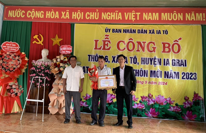 Xã Ia Tô (huyện Ia Grai) vừa tổ chức lễ công bố Quyết định công nhận Thôn 6 đạt chuẩn nông thôn mới năm 2023. Ảnh Thanh Nhật