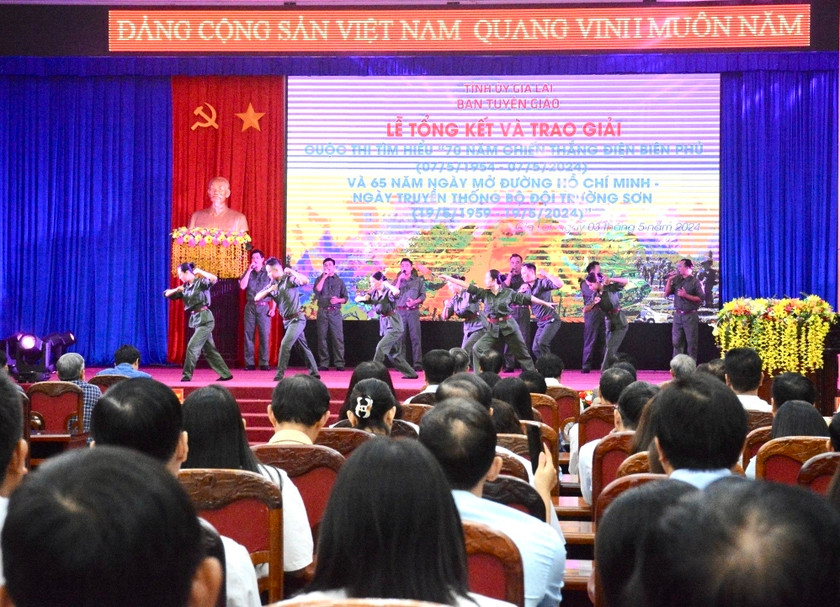 Một tiết mục tái hiện truyền thống đấu tranh anh dũng của dân tộc Việt Nam qua 2 cuộc kháng chiến tại lễ trao giải cuộc thi tìm hiểu 70 năm chiến thắng Điện Biên Phủ. Ảnh: Lam Nguyên Một tiết mục tái hiện truyền thống đấu tranh anh dũng của dân tộc Việt Nam qua 2 cuộc kháng chiến tại lễ trao giải cuộc thi tìm hiểu 70 năm chiến thắng Điện Biên Phủ. Ảnh: Lam Nguyên