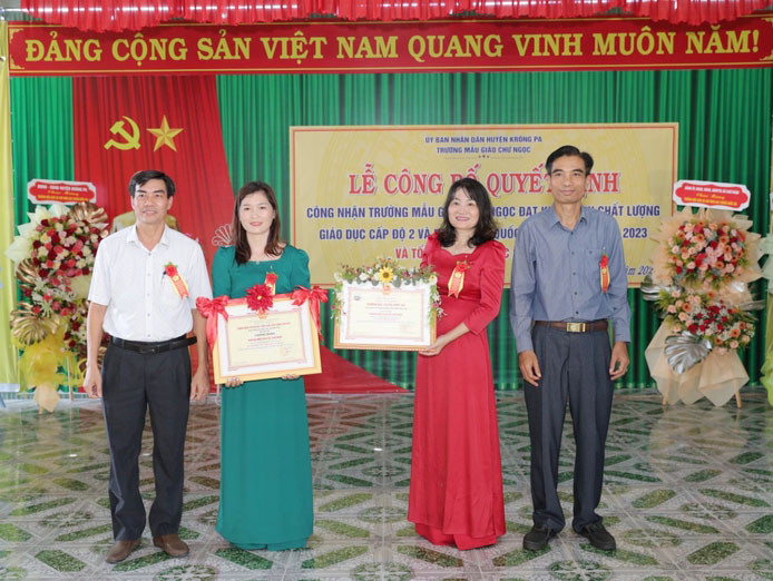 Phó Chủ tịch UBND huyện Krông Pa Ksor Tin (bìa phải) và Trưởng phòng Giáo dục và Đào tạo huyện Chu Sỹ Lin (bìa trái) trao bằng công nhận Trường đạt chuẩn quốc gia mức độ 1 và chứng nhận Trường đạt kiểm định chất lượng giáo dục cấp độ 2 cho Trường Mẫu giáo Chư Ngọc. Ảnh: Sơn Trung Phó Chủ tịch UBND huyện Krông Pa Ksor Tin (bìa phải) và Trưởng phòng Giáo dục và Đào tạo huyện Chu Sỹ Lin (bìa trái) trao bằng công nhận Trường đạt chuẩn quốc gia mức độ 1 và chứng nhận Trường đạt kiểm định chất lượng giáo dục cấp độ 2 cho Trường Mẫu giáo Chư Ngọc. Ảnh: Sơn Trung