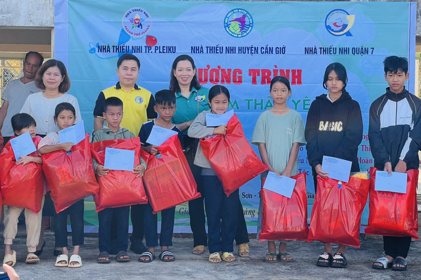 Ban tổ chức tặng quà cho thiếu nhi làng Têng 2. Ảnh: P.L Ban tổ chức tặng quà cho thiếu nhi làng Têng 2. Ảnh: P.L