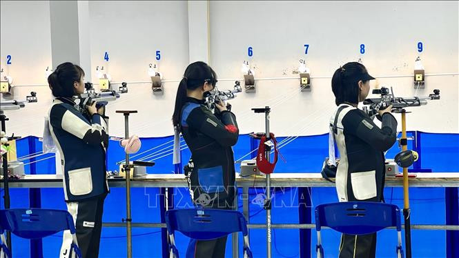 Các tay súng nữ thi đấu ở nội dung súng trường hơi. Ảnh: TTXVN phát