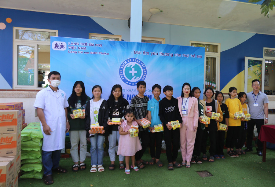 Đại diện các em tại 12 nhà ở Làng trẻ em SOS Pleiku nhận quà từ nhà tài trợ. Ảnh: Văn Ngọc Đại diện các em tại 12 nhà ở Làng trẻ em SOS Pleiku nhận quà từ nhà tài trợ. Ảnh: Văn Ngọc