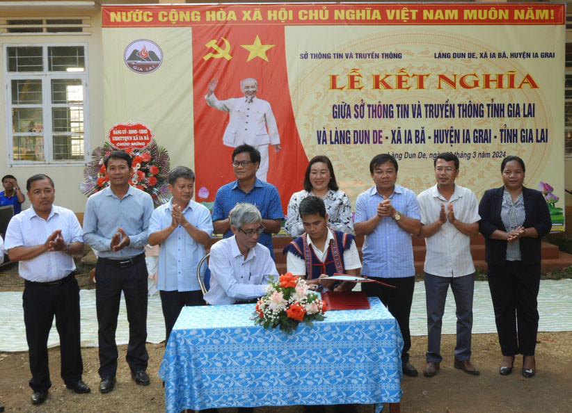 Phần ký kết giao ước kết nghĩa giữa Sở Thông tin và Truyền thông với làng Dun De, xã Ia Bă, huyện Ia Grai. Ảnh: Thanh Nhật
