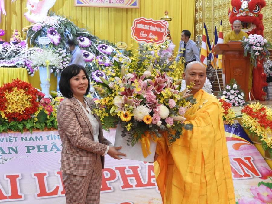 Phó Trưởng Ban Dân vận Tỉnh ủy Vũ Thị Thu (trái) trao tặng lẵng hoa của Thường trực Tỉnh ủy chúc mừng Đại Lễ Phật đản Chùa Vạn Phật. Ảnh: Thanh Nhật Phó Trưởng Ban Dân vận Tỉnh ủy Vũ Thị Thu (trái) trao tặng lẵng hoa của Thường trực Tỉnh ủy chúc mừng Đại Lễ Phật đản Chùa Vạn Phật. Ảnh: Thanh Nhật
