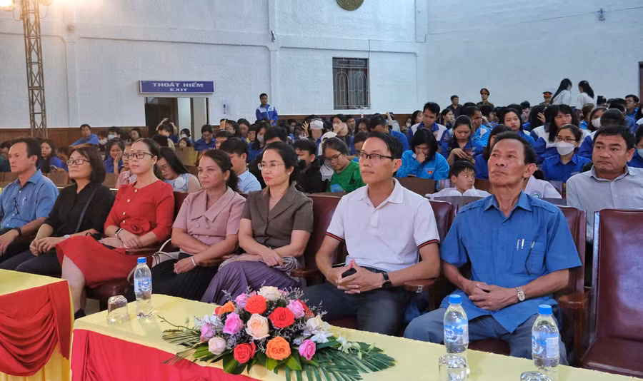 Khán giả Phố núi đến thưởng thức chương trình nghệ thuật. Ảnh: Hoàng Ngọc