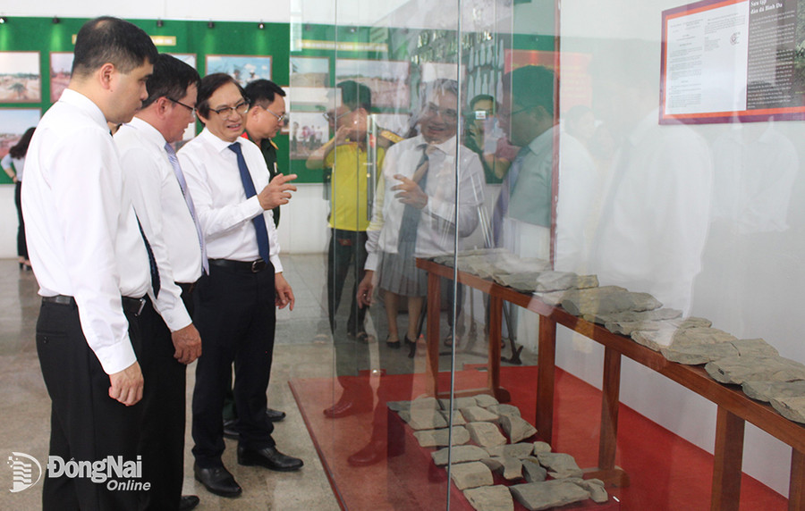 Các đại biểu tham quan triển lãm Di chỉ khảo cổ học Bình Đa trưng bày tại Bảo tàng Đồng Nai. Ảnh: Nguồn Báo Đồng Nai online Các đại biểu tham quan triển lãm Di chỉ khảo cổ học Bình Đa trưng bày tại Bảo tàng Đồng Nai. Ảnh: Nguồn Báo Đồng Nai online