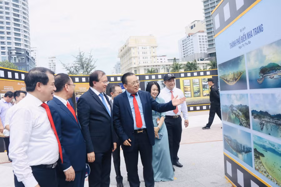 Thứ trưởng Tạ Quang Đông và Phó Chủ tịch thường trực UBND tỉnh Lê Hữu Hoàng cùng các đại biểu. Ảnh: Khánh Hòa Online