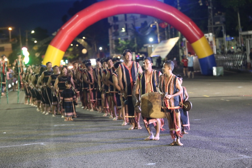 Màn trình diễn cồng chiêng ấn tượng của các nghệ nhân đến từ xã Chư Á (TP. Pleiku). Ảnh: Văn Ngọc