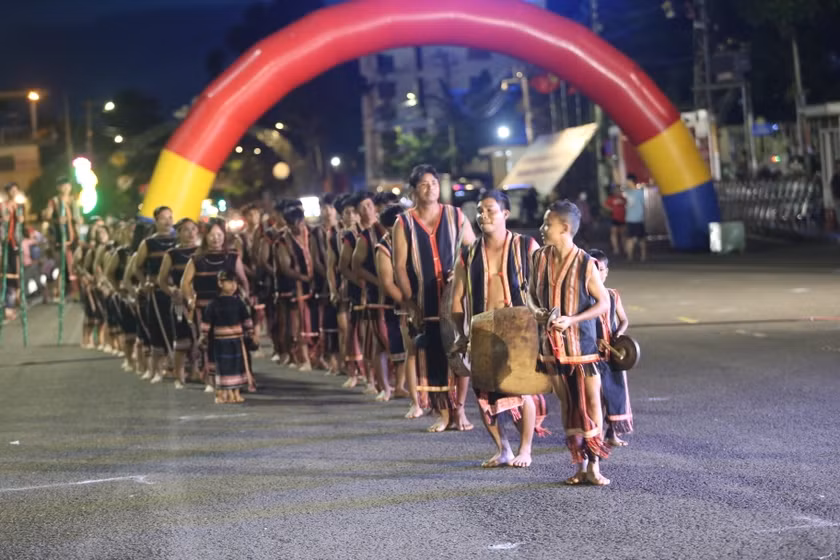 Màn trình diễn cồng chiêng ấn tượng của các nghệ nhân đến từ xã Chư Á (TP. Pleiku). Ảnh: Văn Ngọc