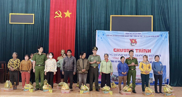 Các đơn vị tặng quà cho người dân khó khăn xã Ia Lang (huyện Đức Cơ). Ảnh: Thảo Nguyên Các đơn vị tặng quà cho người dân khó khăn xã Ia Lang (huyện Đức Cơ). Ảnh: Thảo Nguyên