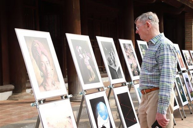 Du khách nước ngoài tham quan triển lãm. (Ảnh: Thanh Thảo/TTXVN phát) Du khách nước ngoài tham quan triển lãm. (Ảnh: Thanh Thảo/TTXVN phát)