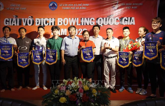 Ban Tổ chức trao cờ lưu niệm cho đại diện các đoàn vận động viên tham dự Giải. Ảnh: Trần Lê Lâm (TTXVN) Ban Tổ chức trao cờ lưu niệm cho đại diện các đoàn vận động viên tham dự Giải. Ảnh: Trần Lê Lâm (TTXVN)