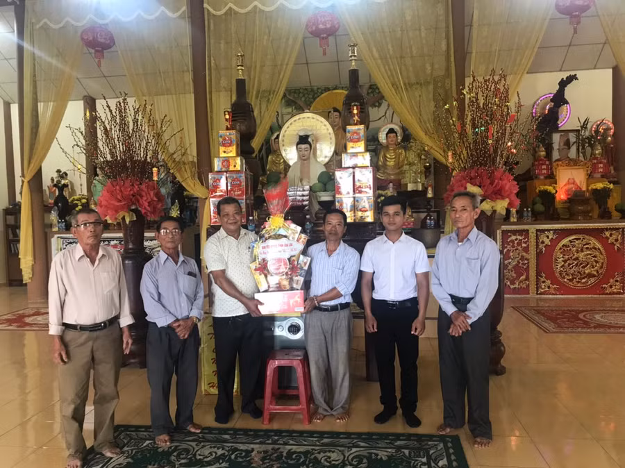 Trưởng Ban tôn giáo tỉnh Hồ Hải Tần (thứ 3 từ trái sang) trao lẵng hoa chúc mừng Đại lễ Phật đản tại Ban Trị sự Giáo hội Phật giáo Việt Nam huyện Ia Pa. Ảnh: Thanh Nhật