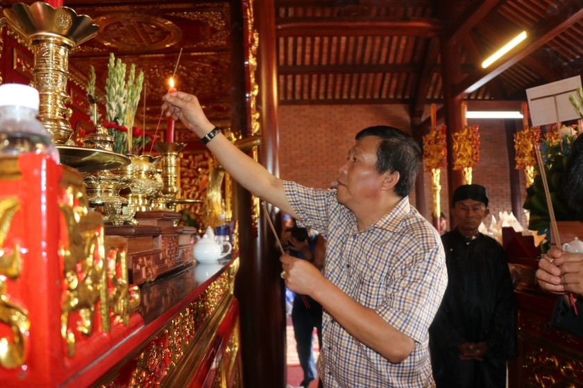 Đồng chí Thái Thanh Bình-Ủy viên Ban thường vụ Tỉnh ủy, Chủ nhiệm Ủy ban Kiểm tra Tỉnh ủy Gia Lai dâng hương tại Điện thờ Tam kiệt, di tích An Khê trường, thị xã An Khê. Ảnh: Ngọc Minh