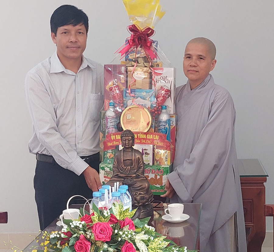 Phó Chủ tịch Ủy ban MTTQ Việt Nam tỉnh Đinh Ngọc Hải (trái) tặng quà chúc mừng Sư cô Thích nữ Quang Thuần-trụ trì chùa Bửu Lâm (xã la Drăng, huyện Chư Prông) nhân dịp Đại lễ Phật đản. Ảnh: Thanh Nhật