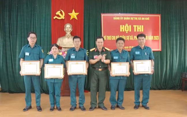 Lãnh đạo Ban Chỉ huy Quân sự thị xã An Khê trao giải nhất, nhì, ba và khuyến khích cho các thí sinh. Ảnh: Ngọc Minh
