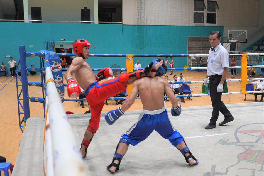 Trận thi đấu hạng cân 51kg giữa hai võ sĩ Đồng Nai và Cao Bằng. Ảnh: Thành An/Báo Lao Động Trận thi đấu hạng cân 51kg giữa hai võ sĩ Đồng Nai và Cao Bằng. Ảnh: Thành An/Báo Lao Động