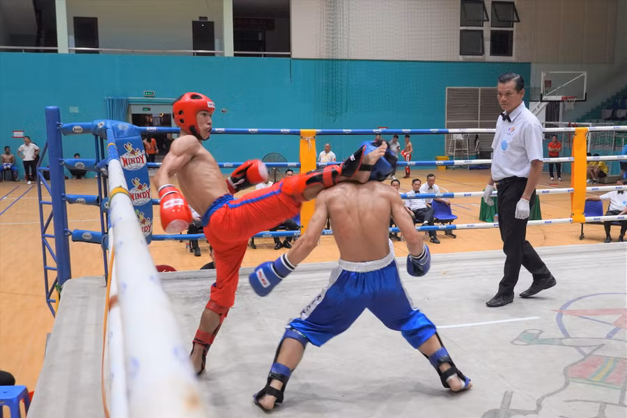 Trận thi đấu hạng cân 51kg giữa hai võ sĩ Đồng Nai và Cao Bằng. Ảnh: Thành An/Báo Lao Động