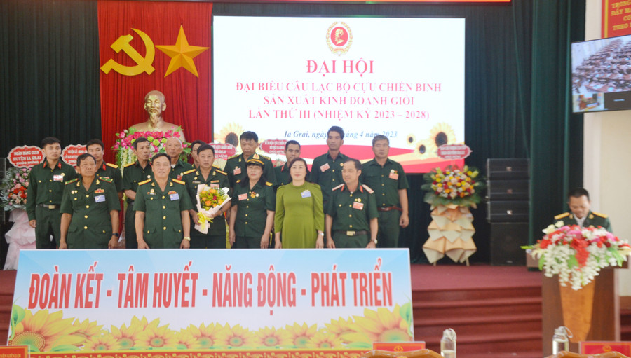 Ban Chấp hành câu lạc bộ “Cựu chiến binh sản xuất kinh doanh giỏi” huyện Ia Grai khóa mới ra mắt Đại hội. Ảnh: Hoàng Cư Ban Chấp hành câu lạc bộ “Cựu chiến binh sản xuất kinh doanh giỏi” huyện Ia Grai khóa mới ra mắt Đại hội. Ảnh: Hoàng Cư