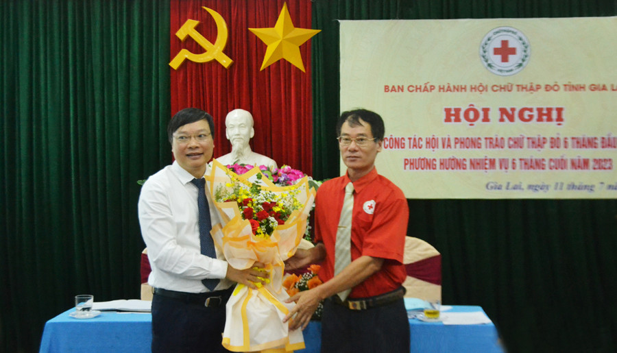 Ông Dương Đình Diện-Chủ tịch Hội CTĐ tỉnh (bên phải) tặng hoa chúc mừng đồng chí Trương Hải Long-Phó Bí thư Tỉnh ủy, Chủ tịch UBND tỉnh, Chủ tịch Danh dự Hội CTĐ tỉnh, nhiệm kỳ 2021-2026. Ảnh: Hoàng Cư Ông Dương Đình Diện-Chủ tịch Hội CTĐ tỉnh (bên phải) tặng hoa chúc mừng đồng chí Trương Hải Long-Phó Bí thư Tỉnh ủy, Chủ tịch UBND tỉnh, Chủ tịch Danh dự Hội CTĐ tỉnh, nhiệm kỳ 2021-2026. Ảnh: Hoàng Cư