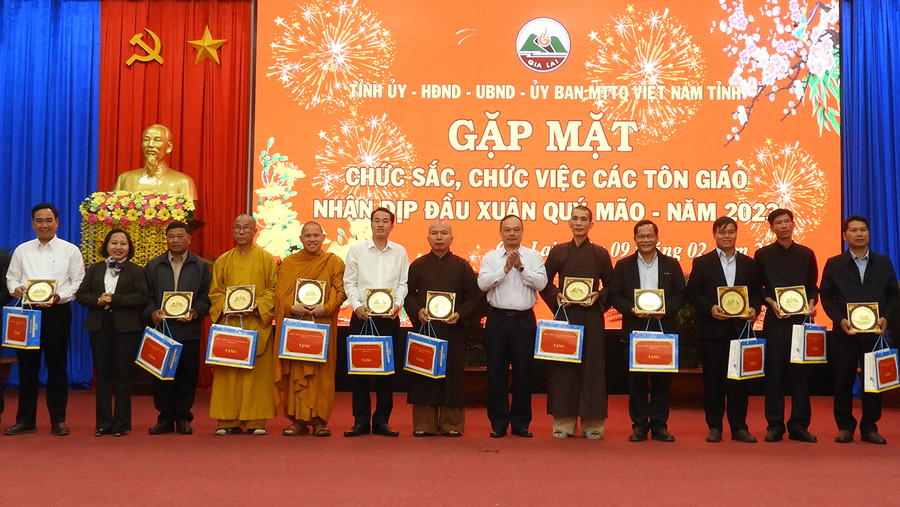 Lãnh đạo tỉnh tặng quà các đại biểu chức sắc, chức việc dự gặp mặt. Ảnh: Thanh Nhật