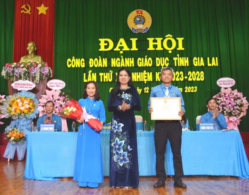 Đồng chí Trần Lệ Nhung (giữa)-Chủ tịch LĐLĐ tỉnh Gia Lai tặng bằng khen cho tập thể Công đoàn ngành Giáo dục tỉnh đã có thành tích trong triển khai, thực hiện các phong trào thi đua, hoạt động và xây dựng tổ chức công đoàn nhiệm kỳ 2018-2023. Ảnh: Đinh Yến Đồng chí Trần Lệ Nhung (giữa)-Chủ tịch LĐLĐ tỉnh Gia Lai tặng bằng khen cho tập thể Công đoàn ngành Giáo dục tỉnh đã có thành tích trong triển khai, thực hiện các phong trào thi đua, hoạt động và xây dựng tổ chức công đoàn nhiệm kỳ 2018-2023. Ảnh: Đinh Yến
