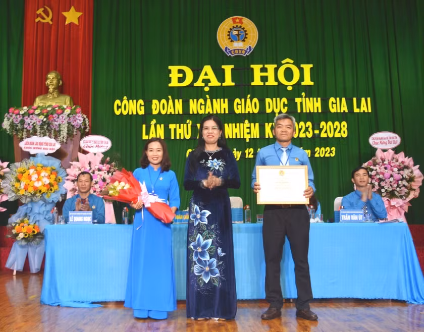Đồng chí Trần Lệ Nhung (giữa)-Chủ tịch LĐLĐ tỉnh Gia Lai tặng bằng khen cho tập thể Công đoàn ngành Giáo dục tỉnh đã có thành tích trong triển khai, thực hiện các phong trào thi đua, hoạt động và xây dựng tổ chức công đoàn nhiệm kỳ 2018-2023. Ảnh: Đinh Yến