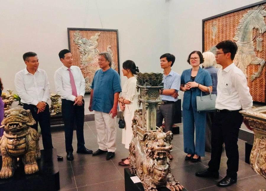 Triển lãm thu hút sự quan tâm của khán giả. Ảnh: An Nhi/Báo Hà Nội mới Triển lãm thu hút sự quan tâm của khán giả. Ảnh: An Nhi/Báo Hà Nội mới