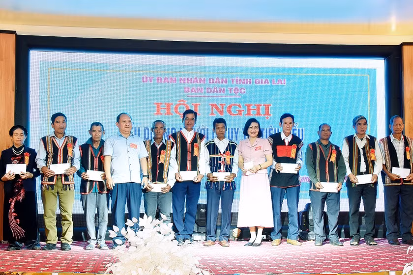 Phó Bí thư Tỉnh ủy Rah Lan Chung (thứ 4 từ trái qua) và đại diện Ủy ban Dân tộc tặng quà của Ủy ban Dân tộc cho người có uy tín. Ảnh: Đức Thụy