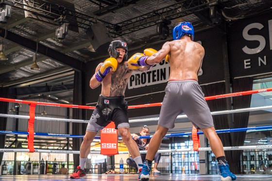 Trương Đình Hoàng (tráii) tập luyện hăng say chờ ngày đấu với võ sĩ Hàn Quốc. Ảnh: Báo Sài Gòn giải phóng Online