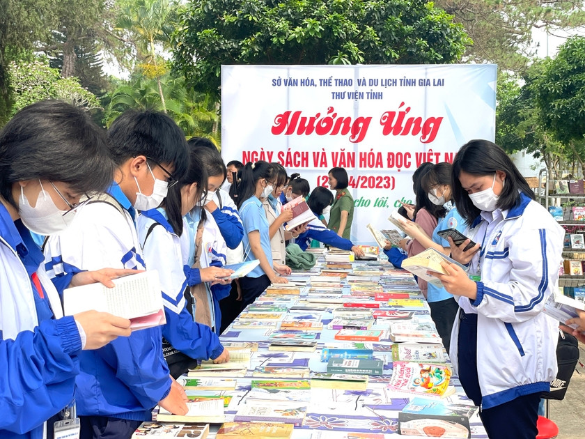 Đông đảo học sinh tham gia hưởng ứng Ngày Sách và Văn hóa đọc Việt Nam năm 2023. Ảnh: Lam Nguyên Đông đảo học sinh tham gia hưởng ứng Ngày Sách và Văn hóa đọc Việt Nam năm 2023. Ảnh: Lam Nguyên