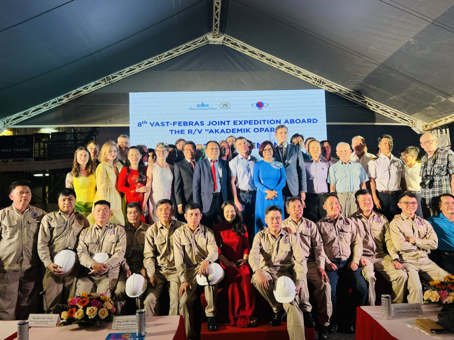 Các đại biểu chụp ảnh lưu niệm cùng các nhà khoa học tham gia chuyến khảo sát bằng tàu Viện sĩ Oparin. Ảnh: Báo Khánh Hòa Online Các đại biểu chụp ảnh lưu niệm cùng các nhà khoa học tham gia chuyến khảo sát bằng tàu Viện sĩ Oparin. Ảnh: Báo Khánh Hòa Online