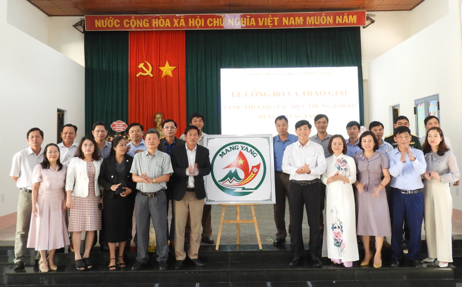 Tập thể Ban Chấp hành Đảng bộ huyện Mang Yang chụp hình lưu niệm với biểu trưng của huyện. Ảnh Thanh Nhật Tập thể Ban Chấp hành Đảng bộ huyện Mang Yang chụp hình lưu niệm với biểu trưng của huyện. Ảnh Thanh Nhật