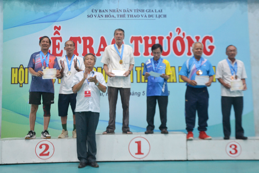 Ông Nguyễn Thành Nuôi-Phó trưởng Ban Đại diện Hội NCT tỉnh(đứng đầu) trao phần thưởng đến các vận động viên trong hội thao.Ảnh: Hoàng Cư Ông Nguyễn Thành Nuôi-Phó trưởng Ban Đại diện Hội NCT tỉnh(đứng đầu) trao phần thưởng đến các vận động viên trong hội thao.Ảnh: Hoàng Cư