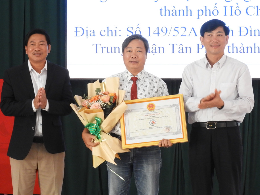 Bí thư Huyện ủy Trần Đình Hiệp (bìa phải) và Chủ tịch UBND huyện Lê Trọng (bìa trái) trao thưởng cho tác giả Phạm Tam có tác phẩm đạt giải nhất được chọn làm mẫu biểu trưng huyện Mang Yang. Ảnh: Thanh Nhật Bí thư Huyện ủy Trần Đình Hiệp (bìa phải) và Chủ tịch UBND huyện Lê Trọng (bìa trái) trao thưởng cho tác giả Phạm Tam có tác phẩm đạt giải nhất được chọn làm mẫu biểu trưng huyện Mang Yang. Ảnh: Thanh Nhật