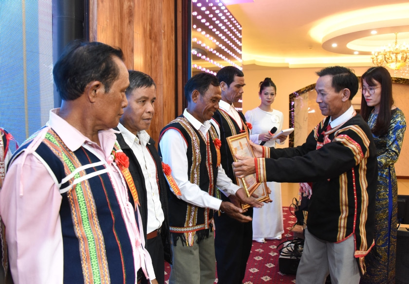 Trưởng Ban Dân tộc tỉnh Kpă Đô tặng giấy khen cho người có uy tín. Ảnh: Đức Thụy