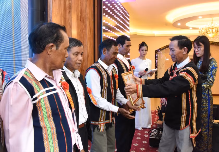 Trưởng Ban Dân tộc tỉnh Kpă Đô tặng giấy khen cho người có uy tín. Ảnh: Đức Thụy Trưởng Ban Dân tộc tỉnh Kpă Đô tặng giấy khen cho người có uy tín. Ảnh: Đức Thụy