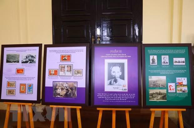 Trưng bày triển lãm Hành trình theo dấu chân Bác Hồ qua sưu tập tem và bưu ảnh. (Ảnh: Văn Điệp/TTXVN)