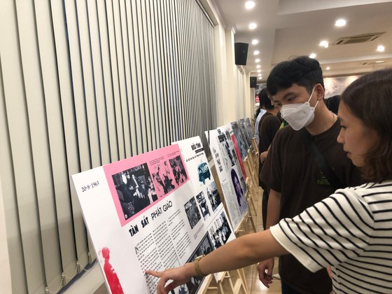 Khách tham quan triển lãm. Ảnh: Sài Gòn giải phóng Online