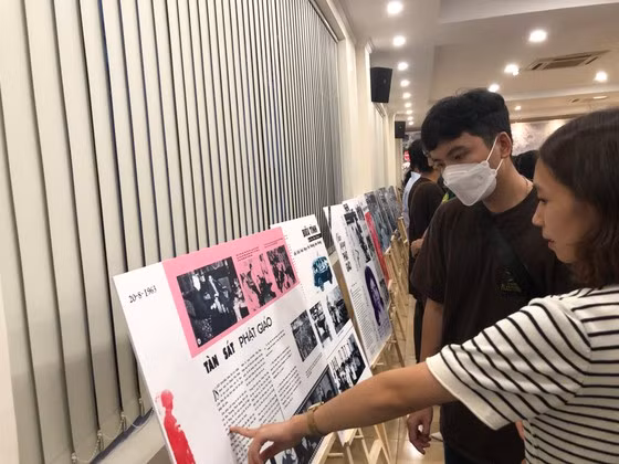 Khách tham quan triển lãm. Ảnh: Sài Gòn giải phóng Online